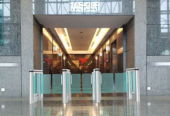 좋은 가격 아크릴 잎으로 된 800mm 차선 반 높이의 스윙 장벽 문 온라인으로